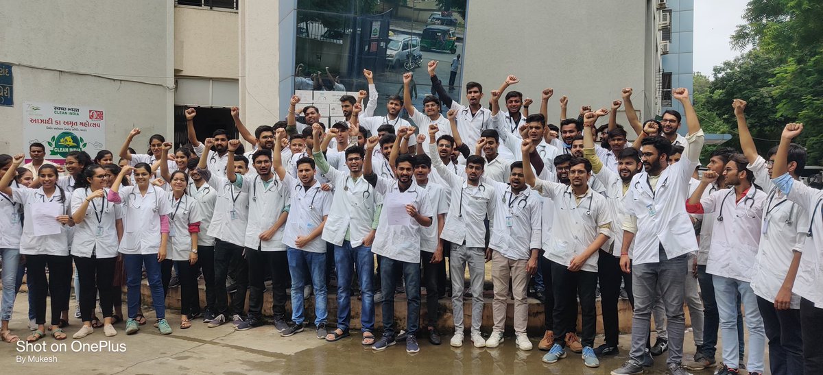 आनंद वेटरनरी कॉलेज के vet students 
<a href="/CollectorAnand/">Collector Ofc Anand</a> को मुख्यमंत्री महोदय <a href="/CMOGuj/">CMO Gujarat</a>  के नाम ज्ञापन देते हुए ..!!
एक ही मांग एक ही नारा
18000/- stipend हो हमारा..!!
#IncreaseInternshipAllowance 
#Guj_vet_union 
#Guj_veterinary_students_on_strike
<a href="/CMOGuj/">CMO Gujarat</a>
<a href="/Bhupendrapbjp/">Bhupendra Patel</a> @RaghavjiPat