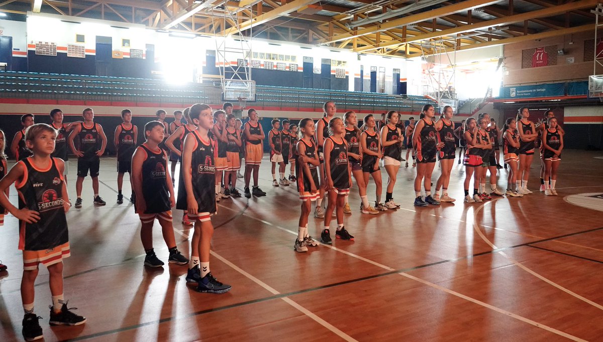 5secondsbasket's tweet photo. 👋🏼¡Hola turno 4️⃣!
Comenzamos con la última semana de #campus5seconds 🧡🖤
✅Sesión de vídeo
✅Calentamiento
…¡y a trabajar!🏀
🌍#Universo5Seconds https://t.co/DVBKYcZHSB