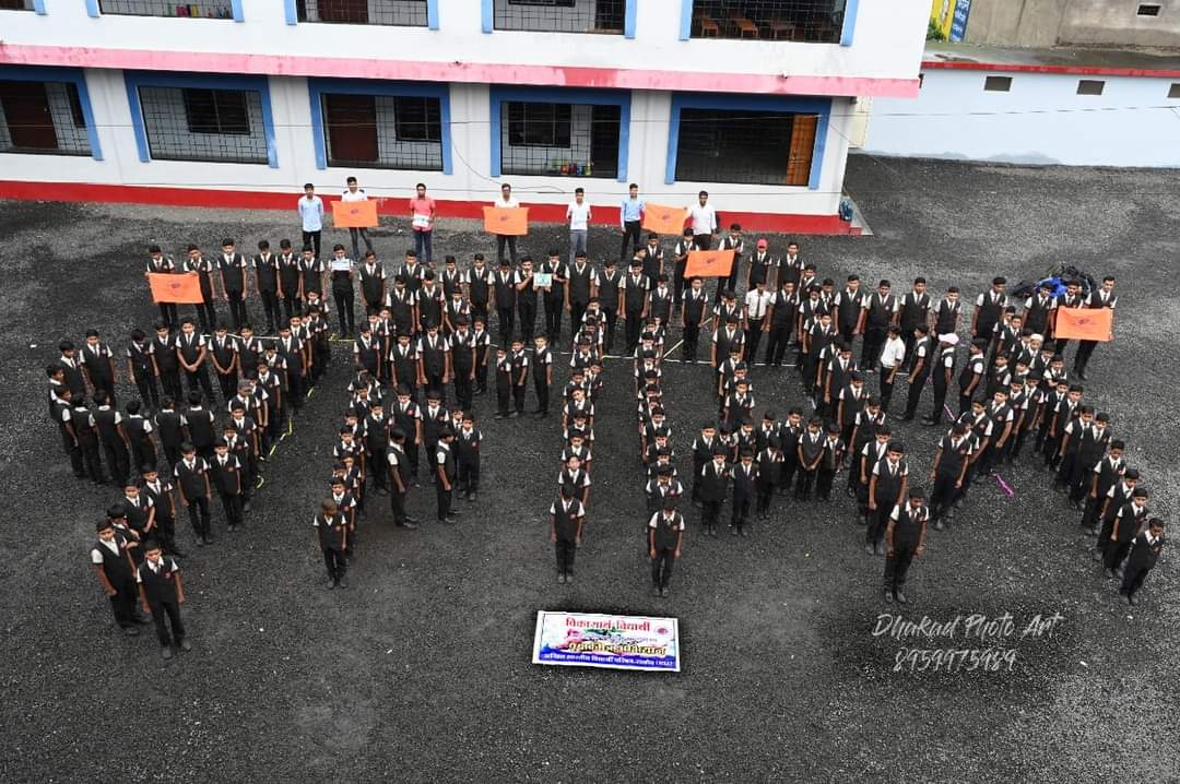 ashish_sharmas's tweet photo. ABVP धार जिले की राजोद ईकाई द्वारा वृक्षमित्र मानव श्रृंखला बनाकर विद्यार्थियों से पौधे लगाने के लिए आव्हान किया।🌳
#vrakshmitra #MissionPlantation #ABVPForNature
#वृक्षमित्र
#वृक्षारोपण_महाअभियान
@ChetasSukhadia
@NileshSolnki12 @abvpmalwa_mp @abvpdhar @GouravSahu__ https://t.co/3P8qdiu2cS