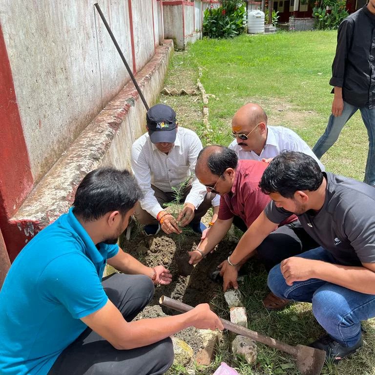 ApnaKartavya's tweet photo. " अश्वत्थः सर्व वृक्षाणाम”
24/6/22 को श्री विश्वनाथ पर्यावरण सेवा के तहत वृहद वृक्षारोपण अभियान के द्वितीय दिवस पर महाशय राजीव विद्या मंदिर तिलोथ , अंबेडकर छात्रावास परिसर व माँ कुटेटी के मंदिर परिसर व जंगलों की ओर बांझ-बुरांश,देवदार ,चुलु, इत्यादि पेड़ो का वृक्षारोपण किया गया। https://t.co/L1SMFTAnmx