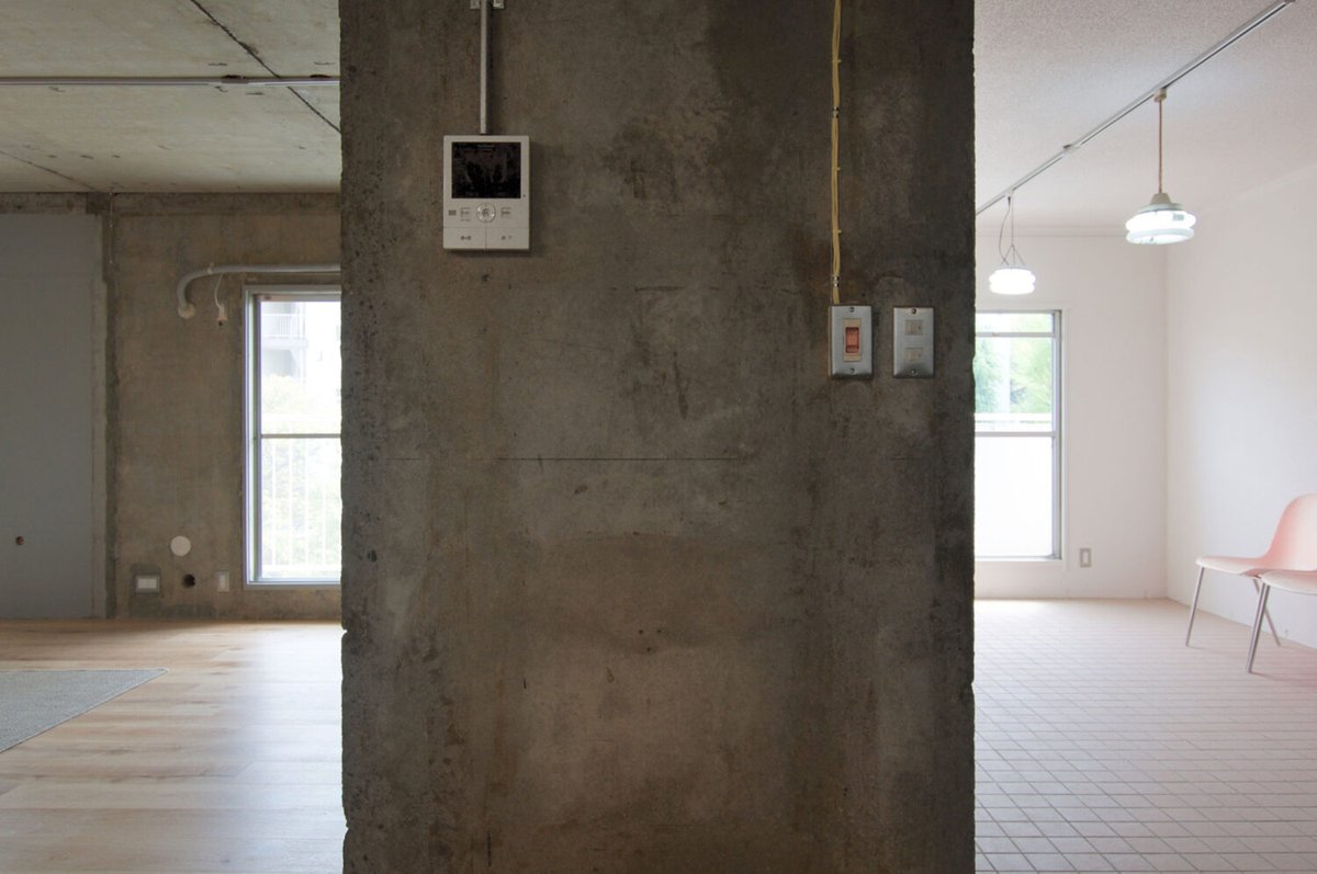archiphoto's tweet photo. チームによる、神奈川・川崎市の住戸改修「宮前平のマンション 改修工事」

築50年の集合住宅での計画。既存のnLDKをコロナ禍以降の在宅中心の生活に適応させるべく、最低限の工事で異なる領域を作り“適度な距離感”を構築。同時多発的な状況に応える空間を作る。

©チーム
詳細はリプライ欄の🔗から https://t.co/p3TtglpIYY