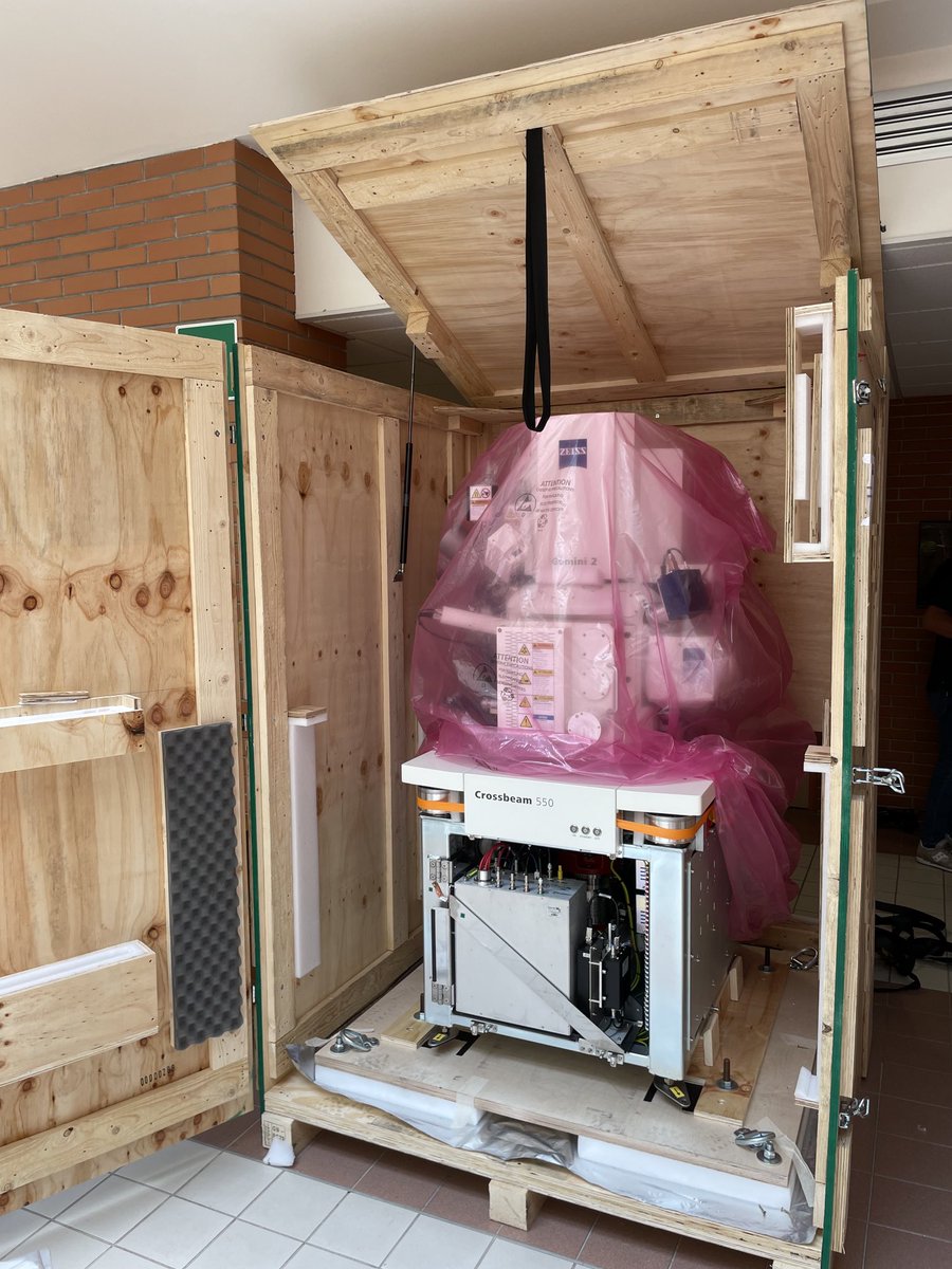 CISUP1's tweet photo. The new ⁦@CISUP1⁩ DUAL BEAM - ZEISS Crossbeam 550 FIB-SEM - is in Pisa!! at @CISUP1 @Unipisa ⁦@INFN_⁩ @RicercaUnipi⁩ https://t.co/m2chtiPME1