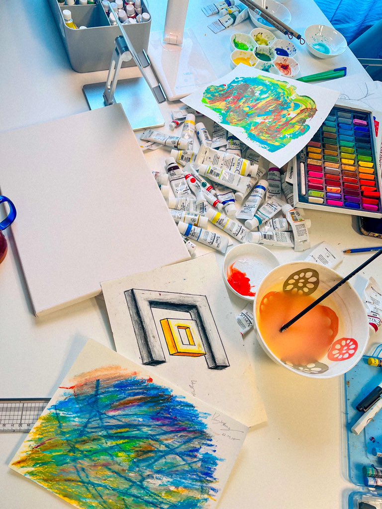 official_ONEWE's tweet photo. [#띵스타그램📸]

happiness in everyday life🎨🥐🥨☕💛 https://t.co/qWldlI8urE