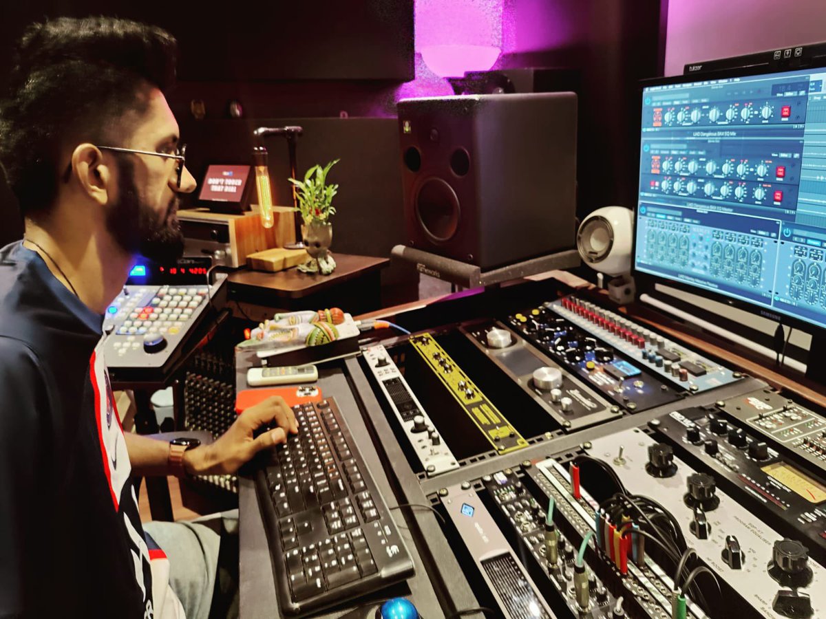 iamaswinkrishna's tweet photo. Tweaking &amp; Playing !!

@AMSNeveLtd @UAudio @Apple @QuestedMonitors 
#bettermaker #tegler #looptrotter #teletronix #soundengineer #academy #musician https://t.co/krhkxqWHe5