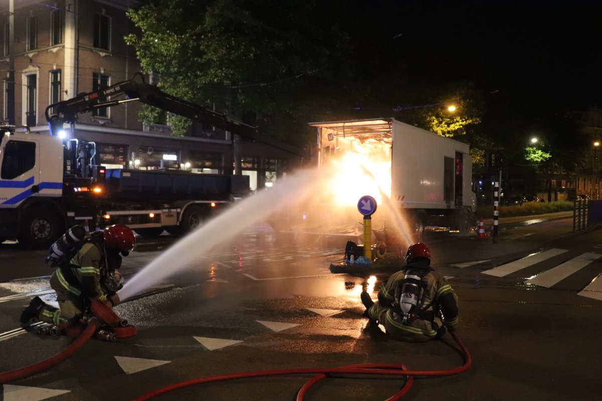 martindamen58's tweet photo. #Amsterdam @020centrum. De @BrandweerAA moest vannacht om 01.23 uur in actie komen voor het blussen van een #acetyleen #gasfles die in #brand stond in een werkwagen (vrachtwagen) bij werkzaamheden aan trambaan op het Frederiksplein thv Westeinde. #explosiegevaar. @POL_Amsterdam https://t.co/1TlGDZnAMh