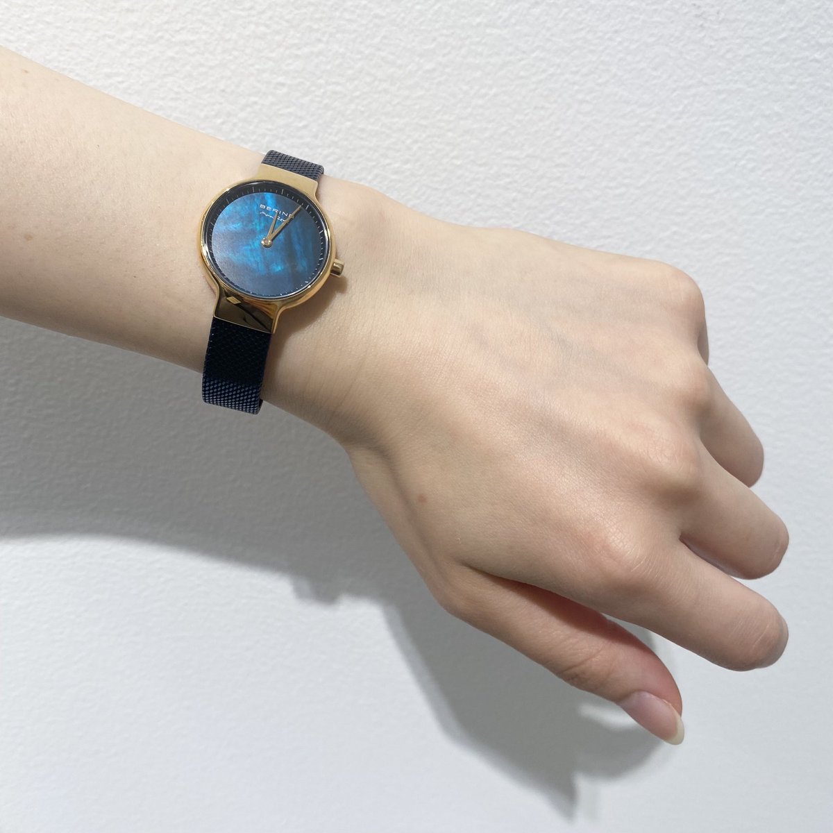 BERING_Japan's tweet photo. /
スタッフ愛用ウォッチ
\
深海のようなブルーのシェルの文字盤が美しい時計です。
デンマークデザイナー"#MaxRene"の
日本限定モデルで
通常よりも4mm小さいケースでより日本人女性の手元に馴染みやすいサイズに。
【品番】15527-367
【価格】¥28,600(税込)
https://t.co/5MYbvnJNXy
#bering https://t.co/7aO64xEqjN