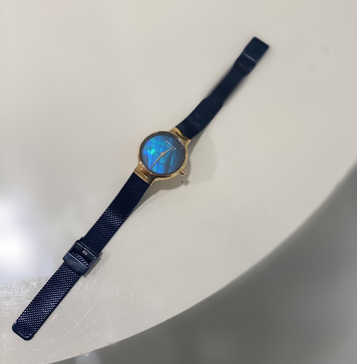 BERING_Japan's tweet photo. /
スタッフ愛用ウォッチ
\
深海のようなブルーのシェルの文字盤が美しい時計です。
デンマークデザイナー"#MaxRene"の
日本限定モデルで
通常よりも4mm小さいケースでより日本人女性の手元に馴染みやすいサイズに。
【品番】15527-367
【価格】¥28,600(税込)
https://t.co/5MYbvnJNXy
#bering https://t.co/7aO64xEqjN