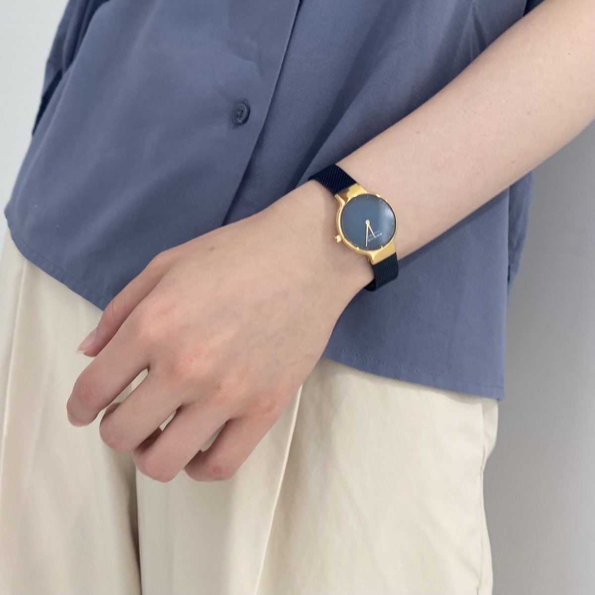 BERING_Japan's tweet photo. /
スタッフ愛用ウォッチ
\
深海のようなブルーのシェルの文字盤が美しい時計です。
デンマークデザイナー"#MaxRene"の
日本限定モデルで
通常よりも4mm小さいケースでより日本人女性の手元に馴染みやすいサイズに。
【品番】15527-367
【価格】¥28,600(税込)
https://t.co/5MYbvnJNXy
#bering https://t.co/7aO64xEqjN