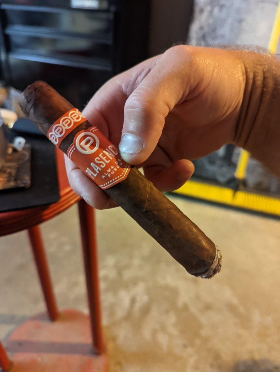 HatsAsh's tweet photo. @PlasenciaCigars What a fine smoke indeed! https://t.co/xFY3hlt9EJ
