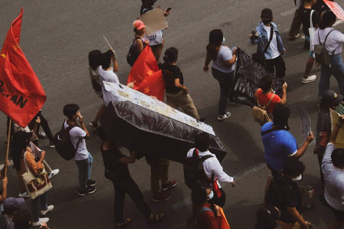 alekmangsr's tweet photo. LOOK: Cultural group Panday Sining debuts the return of the iconic 1970s Kabaong ng Demokrasya artwork. #SONA2022 @MovePH  

📸: Panday Sining https://t.co/UaEtnQRpji