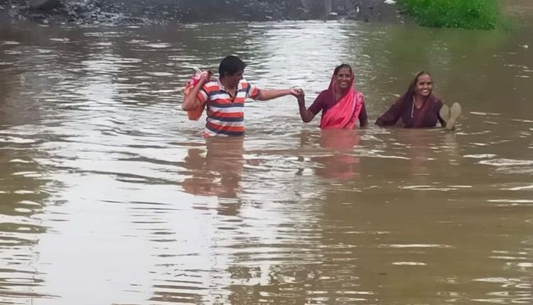 SadarShankar's tweet photo. खडकी सदार येथील नागिकांचा स्वतंत्र काळापासून जिवघेणा प्रवास सरुच… गावातील तरुणाने लोकप्रतिनिधीच्या नावे घातले ‘श्राद्ध’

@nitin_gadkari @deepalisayed @ChakankarSpeaks @AjitPawarSpeaks @mieknathshinde 
@uddhavthackeray 
@RRPSpeaks https://t.co/ixIO72yXDK