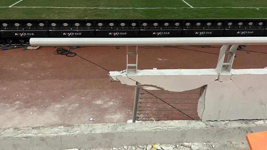 Gue pernah beberapa kali lakukan audit konstruksi, salah satu sumber korupsi adalah wiremesh atau rangka besi. Susah diperiksa karena sdh tertutup semen oleh kontraktor

Kejaksaan dan Polisi Harus cek RAB stadion JIS apa betul tanpa rangka besi? 
Indikasi korupsi jelas neh?