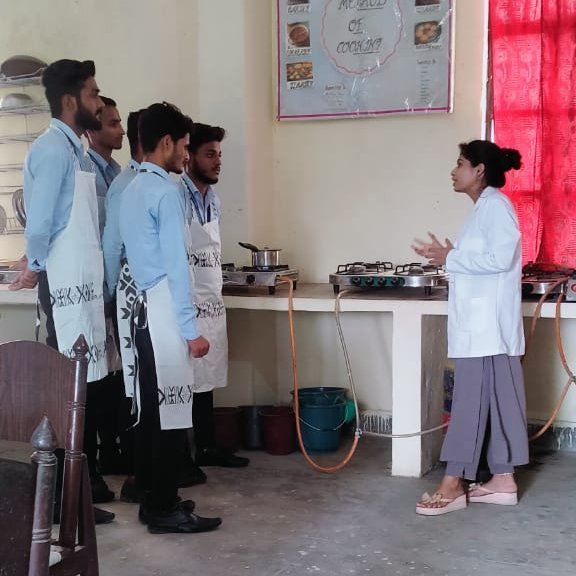CollegesYashraj's tweet photo. Method of cooking #Boiling #Roasting #Simmering #frying #Steaming #Stewing #Baking
Demonstration class in gnm 1 st yr By Shurbhi Ma'am.... https://t.co/tcmWuCqBqh