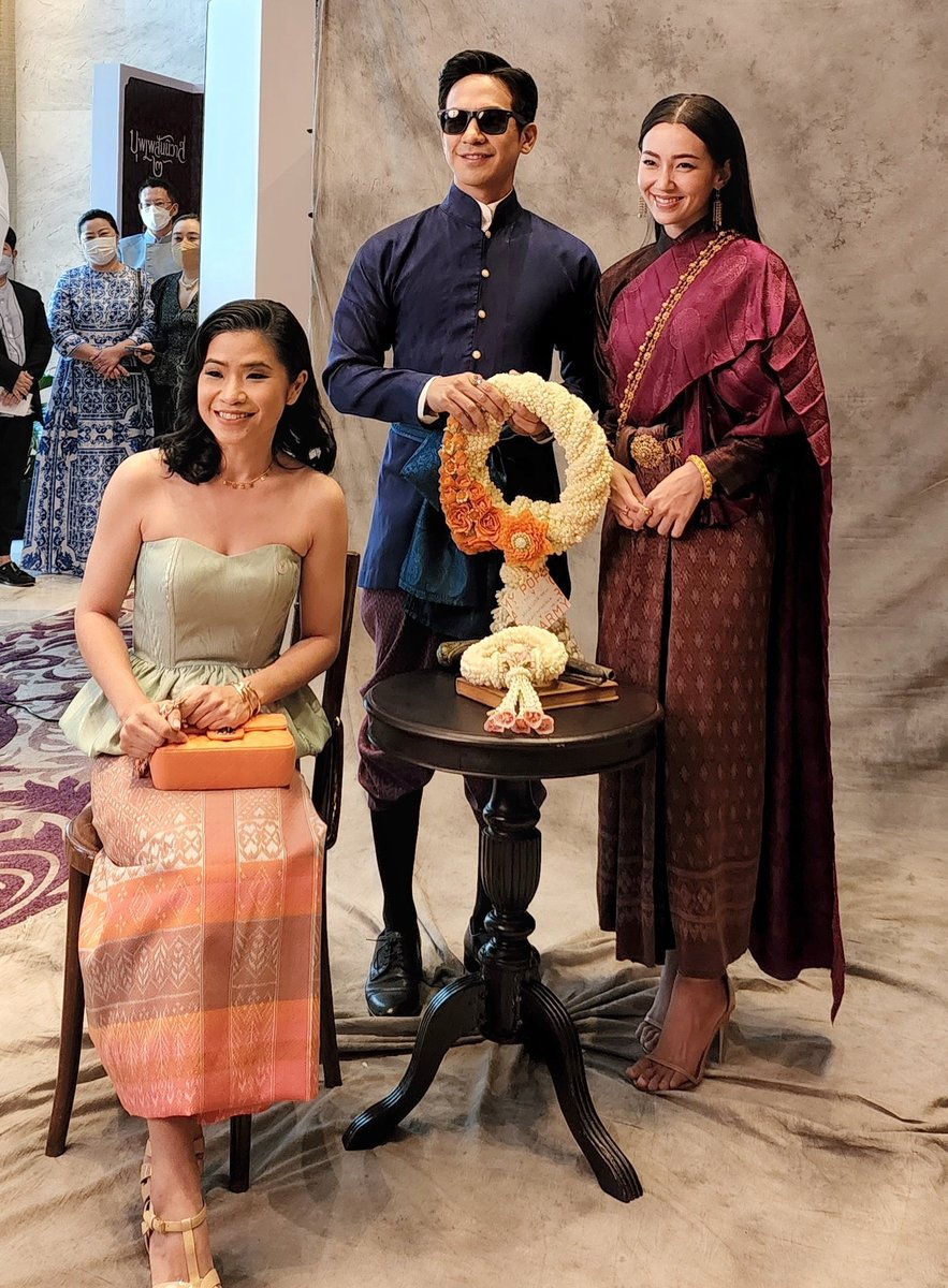 MOMPPLLL3's tweet photo. เราได้มอบพวงมาลัยดอกไม้สีส้มให้พี่โป๊ปแล้วนะคะ ขอให้ภาพยนตร์ #บุพเพ๒ ประสบความสำเร็จนะคะ 
#popezaap 
#lovedestinythemovie https://t.co/ZlXmlXzGPA