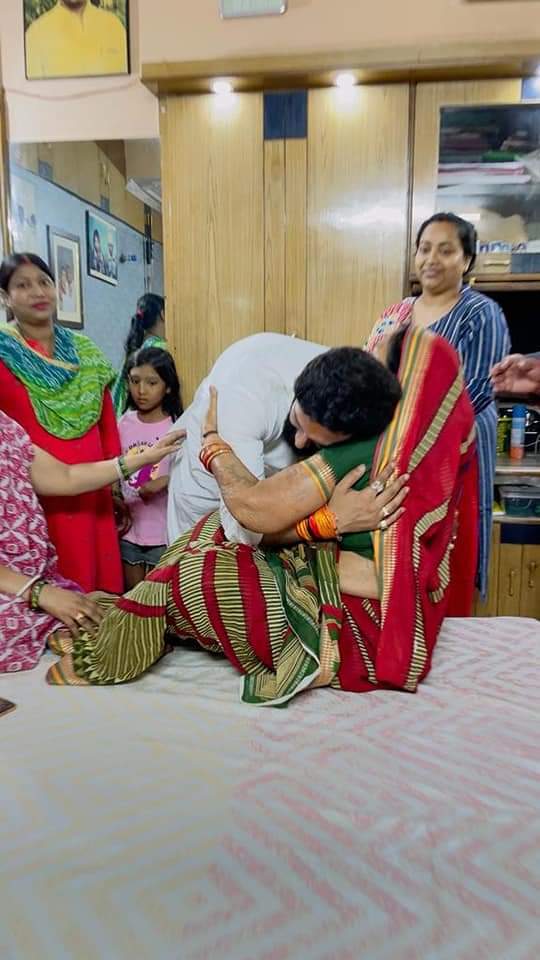 iChiragPaswan's tweet photo. आशा दीदी उपचार के बाद पुनः घर आ गई, जिसके उपरांत मैंने उनके आवास पर दीदी का हाल समाचार जाना। साथ ही बड़ी माँ, जीजाजी श्री अनिल साधु जी एवं परिवार के अन्य सदस्यों से मुलाकात की। https://t.co/4Vt6KrSXgN