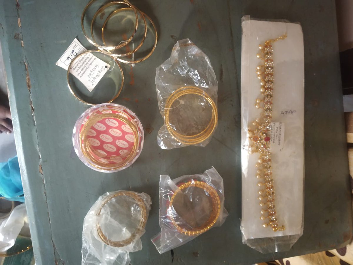 MahilaMoney's tweet photo. She does a one-gram gold jewelry business in Guntur, Andhra Pradesh. Took the loan amount so she could buy extra inventory in one go to bump up the rotation. She also does trading in stocks. We are rooting for her. Are you? #MMUserStories https://t.co/dy8U3o9k9Y