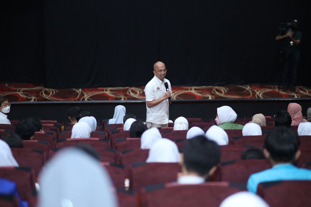 studiokembara's tweet photo. Teruja adik kita tonton #FILEMMATKILAU
Terima kasih Sekolah Maktab Sabah Kota Kinabalu menganjurkan Program santai sambil belajar tonton bersama 130 pelajar!
Kredit FB Arif Sakaran
#studiokembara #hiburanbermanfaat #belajarsambilberhibur #kokurikulum #sekolah #sabah #matkilau https://t.co/uwv9fzYGU3