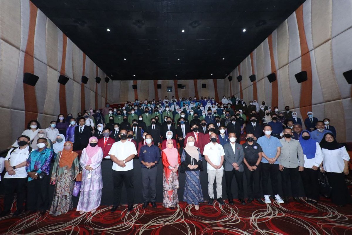 studiokembara's tweet photo. Teruja adik kita tonton #FILEMMATKILAU
Terima kasih Sekolah Maktab Sabah Kota Kinabalu menganjurkan Program santai sambil belajar tonton bersama 130 pelajar!
Kredit FB Arif Sakaran
#studiokembara #hiburanbermanfaat #belajarsambilberhibur #kokurikulum #sekolah #sabah #matkilau https://t.co/uwv9fzYGU3