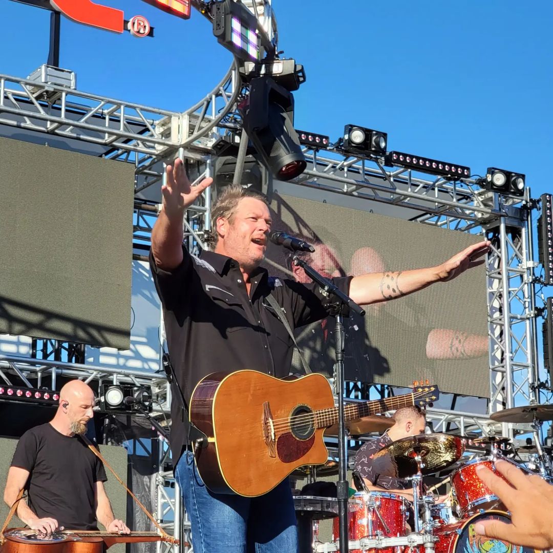 iloveBlakexGwen's tweet photo. Blake Shelton at Iowa Speedway in Newton, IA #INDYCAR 7/24/2022

📸: trishlynn71 https://t.co/NdOl3njMTr