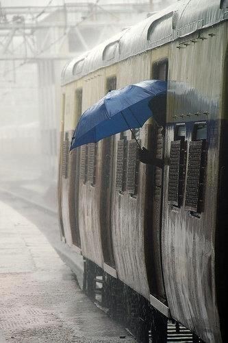 خلافِ شرطِ اَنا تھا وہ خواب میں بھی ملے
میں  نیند  نیند  کو  ترسا  مگر  نہیں  سویا

خلافِ موسمِ دل تھا کہ تھم گئی بارش 
خلافِ حرمتِ غم ہے کہ میں نہیں رویا

#اردو_زبان