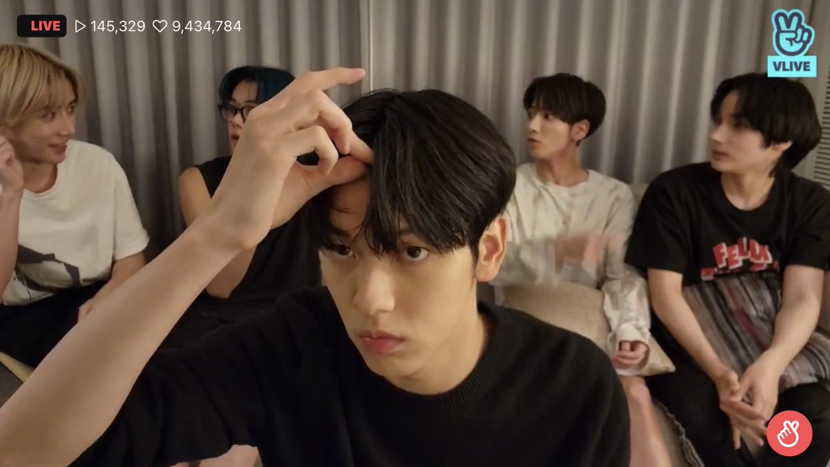 taesaurvs's tweet photo. i think i have seen this somewhere ,, the way everyone is talking at the back and soobin just being him,, he’s so cute https://t.co/tzX2i8FToV