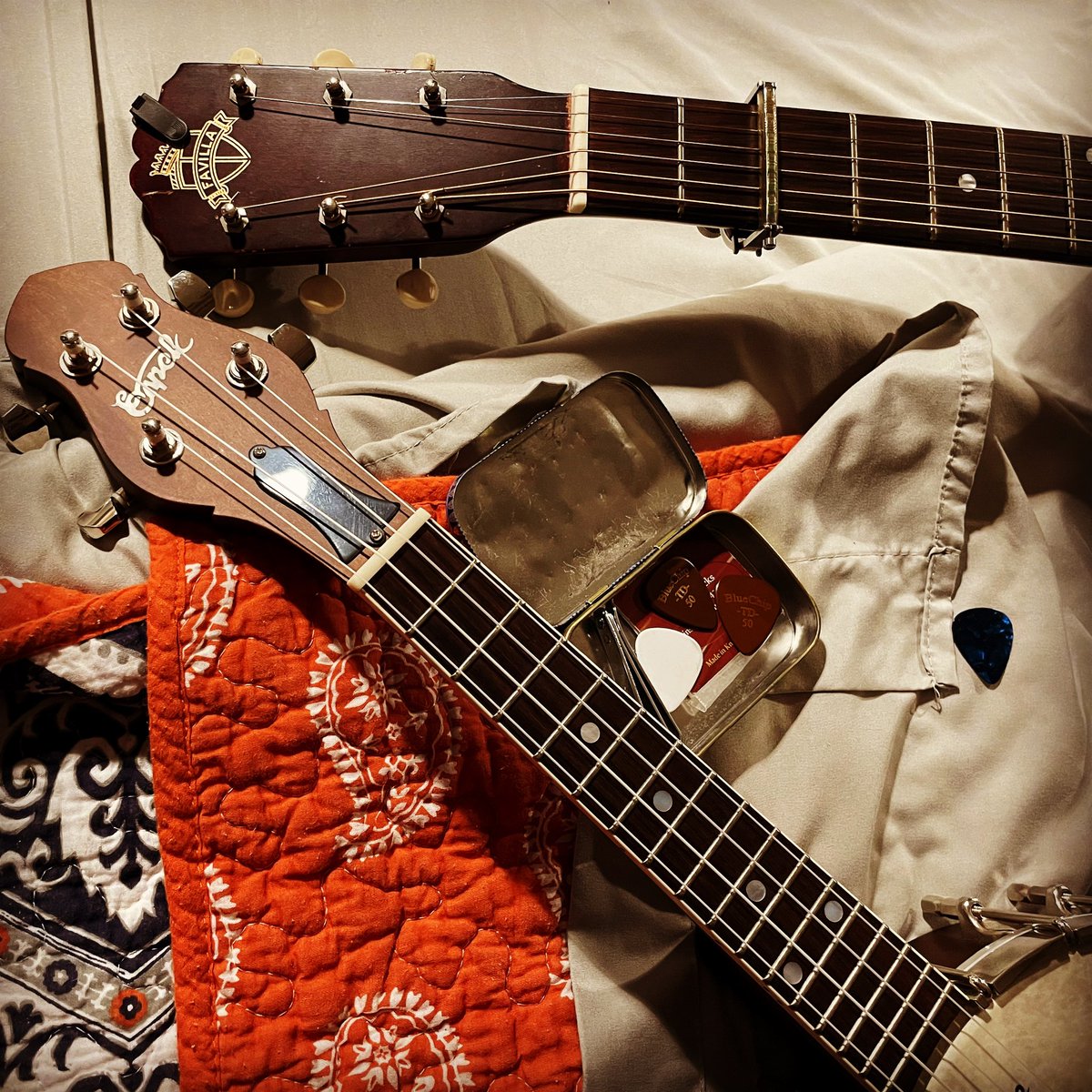 FiddlerBeckyB's tweet photo. Whiling away the time it takes to finish a load of laundry by learning to play a new song I’ve almost finished.
.
Goodnight, Lyons, CO!
.
#capekinstruments #Favilla #bluechippicks
.
@planetbluegrass #RockyGrass 2022 https://t.co/InSMgq8AKh