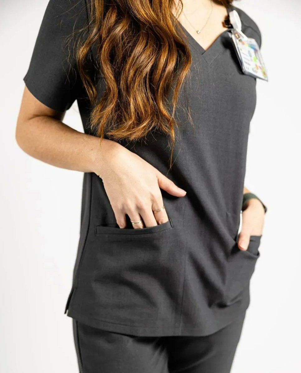 PoppyScrubs's tweet photo. The Caswell has two pockets at the waist for maximum storage and comfort.
.
.
#poppyscrubs https://t.co/AFfvfvk9ur