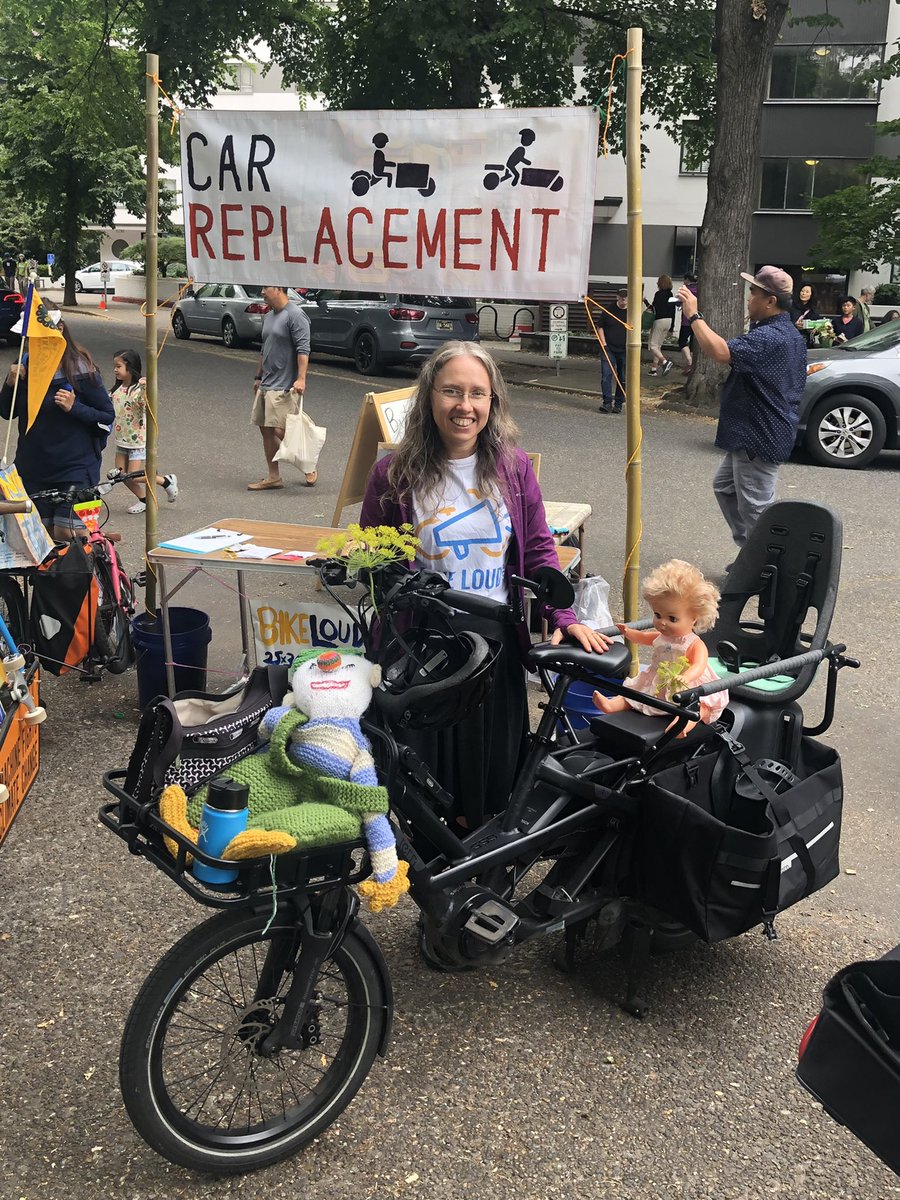 Spreading #bikelove at the farmer’s market with the help of my old doll Audree and a hand-kit clown.