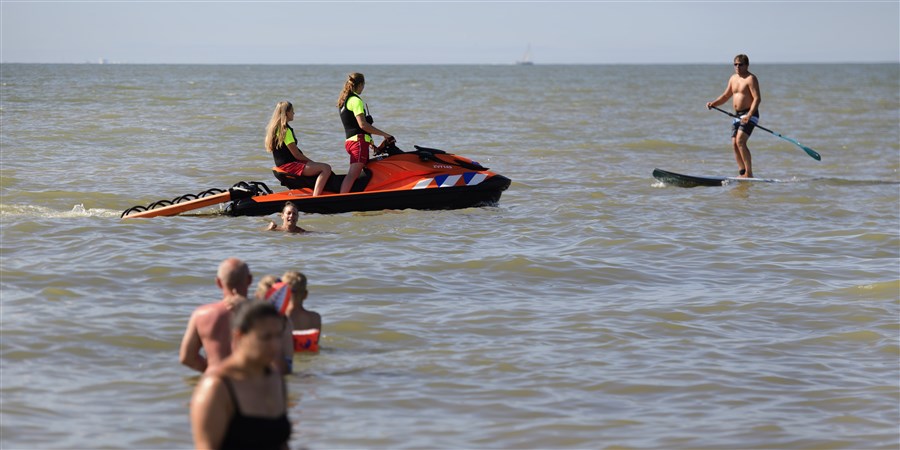 statistiekcbs's tweet photo. In 2021 zijn 80 inwoners van Nederland (accidenteel) #verdronken in open water, of in of om het huis. Dat waren er 27 minder dan een jaar eerder. Het aantal #verdrinkingen is naar verhouding hoger onder migranten en hun hier geboren kinderen. https://t.co/igwYG1HAQb https://t.co/P4t7jRvOLI