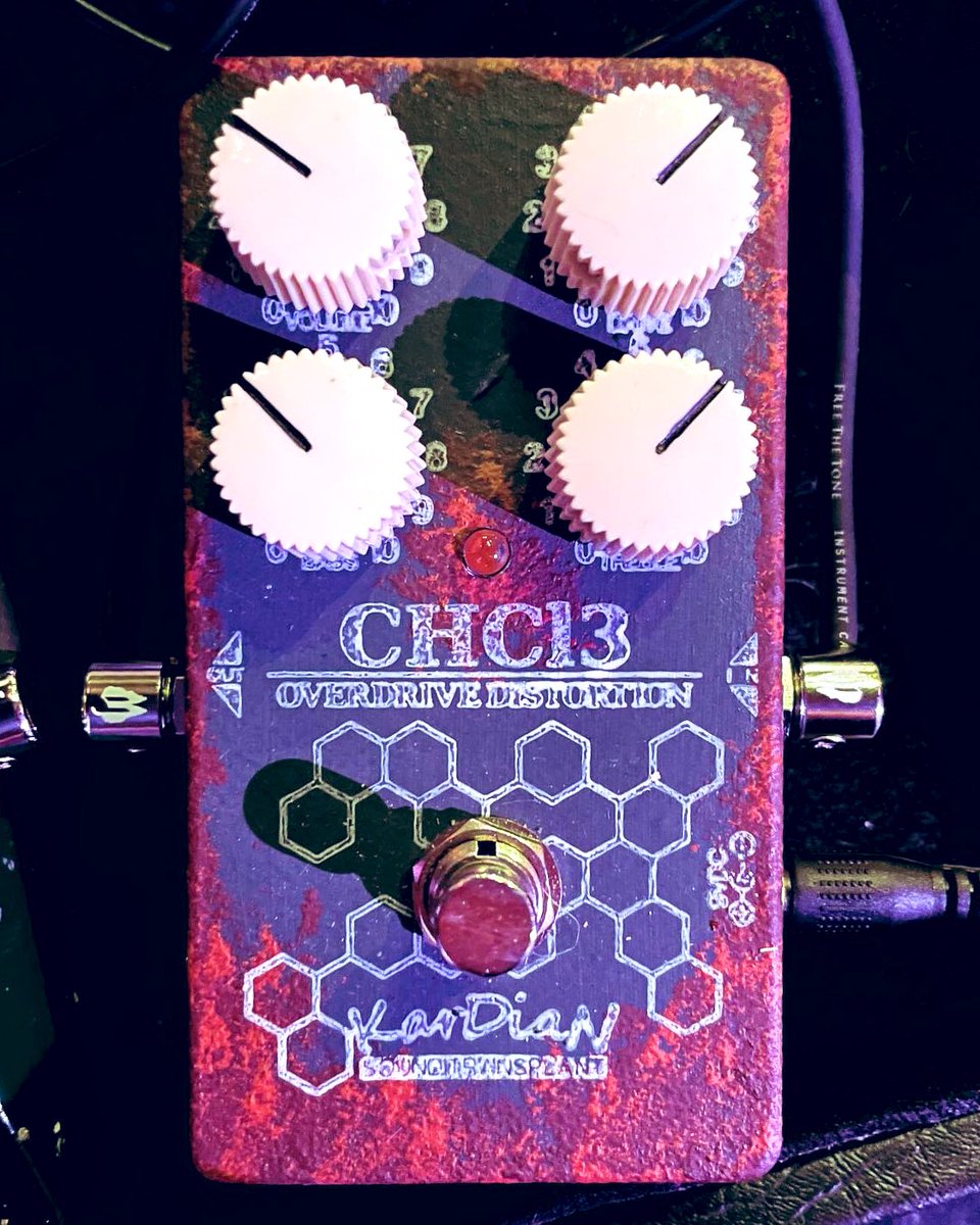 kazu4gd's tweet photo. そいえばNewGear🔥
カージアンのクロロホルムというペダル
いわゆるトランスペアレント系だけど煌びやかさに加えてカラッとした感じの枯れた音が最高で導入🍀
長い相棒のTS-808HWとの相性も◎
#KarDiaN #CHCl3
#エフェクター #エレキギター
#オーバードライブ #overdrive
#ギタリスト #ギター男子 https://t.co/lURJ3op5sH
