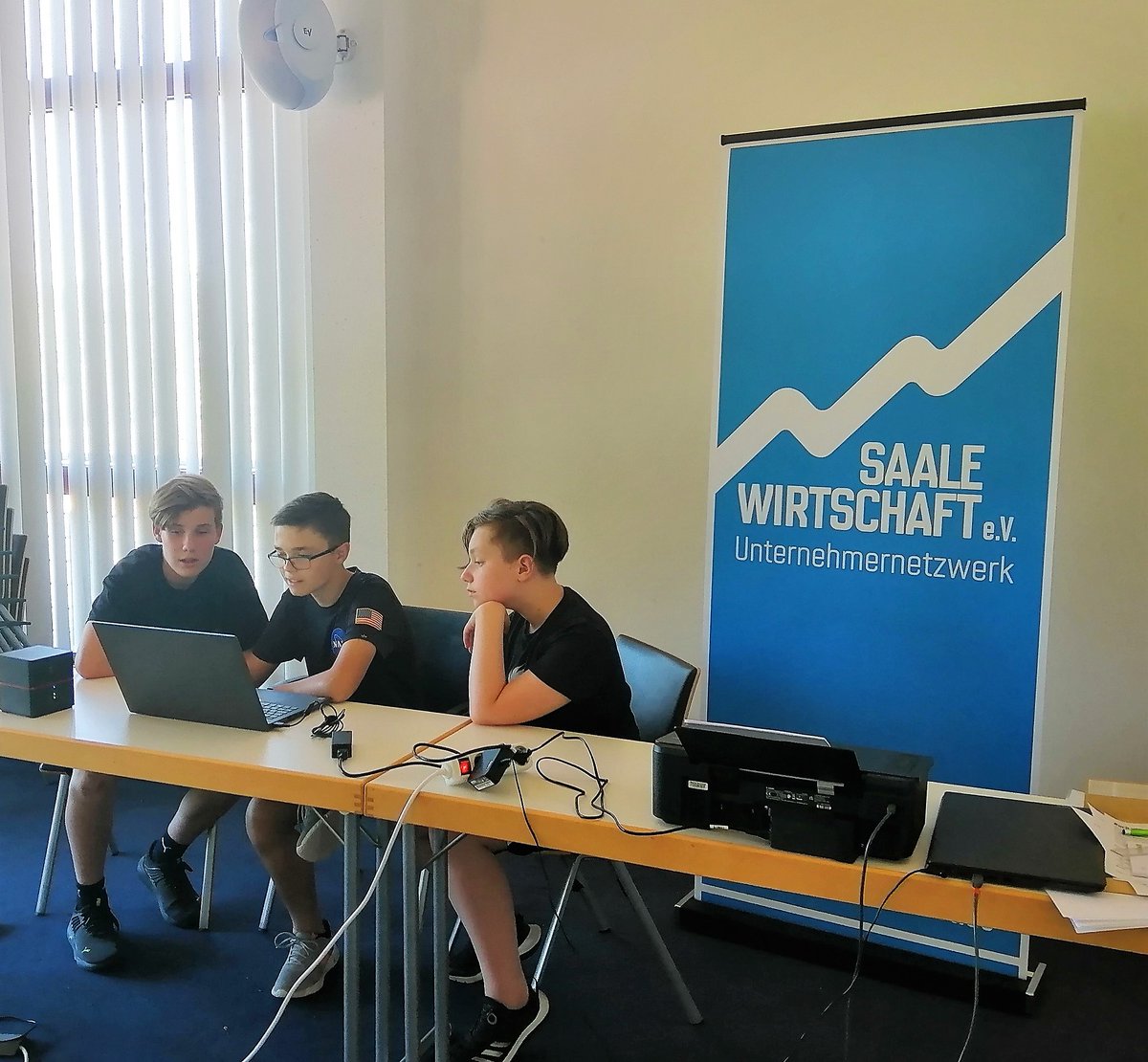 saalewirtschaft's tweet photo. + KREATIVES SPIELDESIGN +

Letzte Woche waren wir im Rahmen der Summerschool beim Games Camp beeindruckt von den Ergebnissen. 🤩
Ca. 20 Mädchen und Jungen im Alter von 12-18 Jahren nutzten die Chance, sich mit dem Thema "kreatives Game-Design" zu beschäftigen. 
#SaaleWirtschaft https://t.co/c2t1e0XfOW