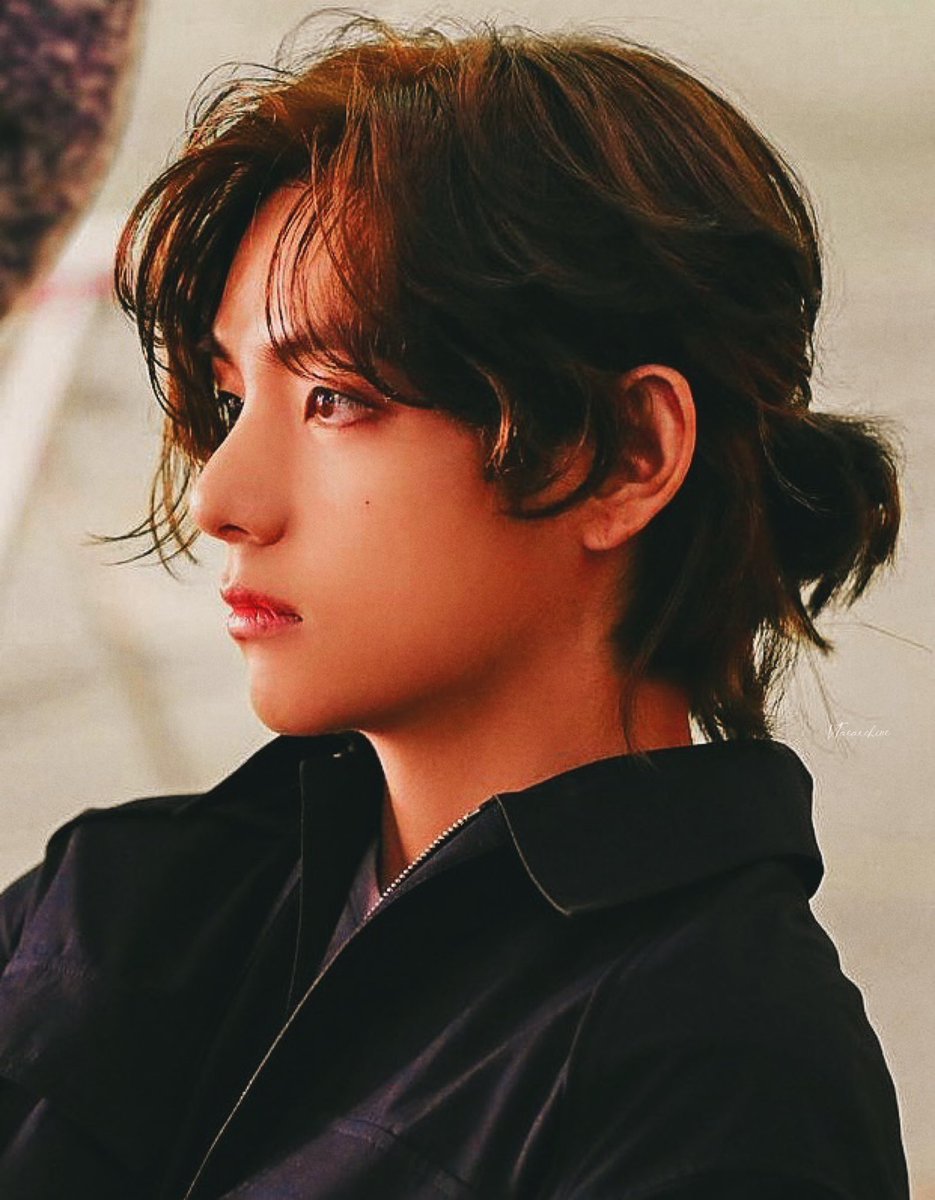 @atinyteez009 🤎PETITION FOR KIM TAEHYUNG TO BRING BACK HIS LONG HAIR
🙇🏻Taehyung tied his hair _ I miss taehyung ponytail so bad 
#taehyung @bts_bighit @7Fates_CHAKHO