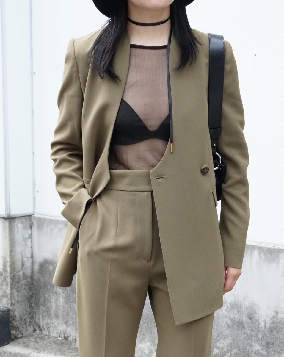 ANNDEARK's tweet photo. mame kurogouchi(マメ)

High Waisted Center Creased Suit Trousers
￥46,200（税込）
上品にフレアし、センタープレスが縦のラインを強調。
足元をすっきりとみせてくれるウールのスラックスです。
https://t.co/sqoOcDUEzO https://t.co/IO3lSpq2kX