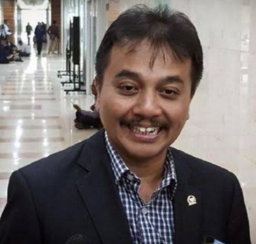 NenkMonica's tweet photo. Aku bantu polling ya ! 
Jika dihadapkan pada dua sosok ini, antara @KRMTRoySuryo2
dan @budimandjatmiko 
Anda respect ke siapa? 
RETWEET 👉 Roy Suryo
LIKE 👉 Budiman Sudjatmiko https://t.co/30d7CjiyJL