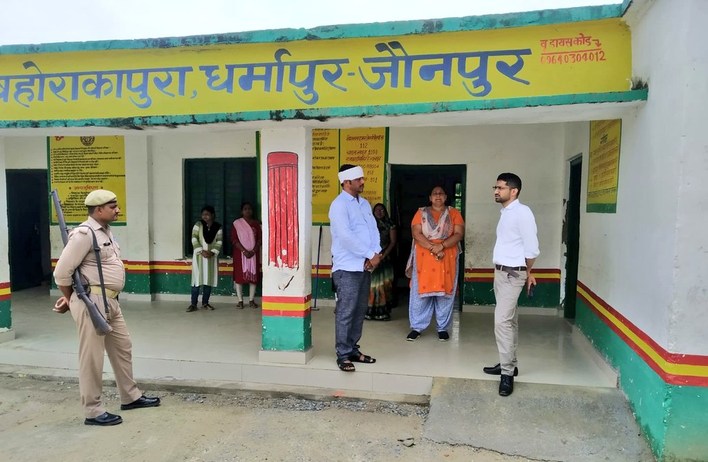 Inspection of Aanganwadi and Primary School, Dharmapur and funds of SMC were found unutilized for a long while. Alongwith direction to start pavement work issued to the Pradhan.<a href="/DMjaunpur/">DM JAUNPUR</a>