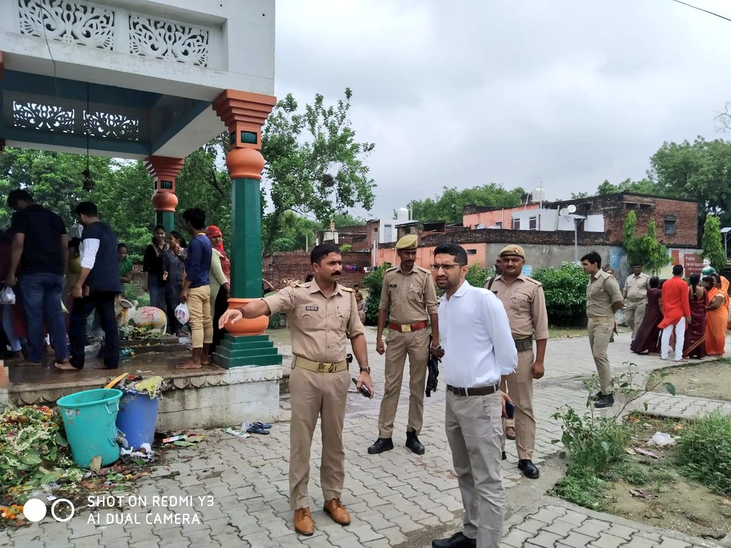 JaunpurSDM's tweet photo. Bandobast duty at Historical Shiv Mandir on Monday Morning. Thousands of people turn up here to offer their prayers everyday. Directions issued to correct 5he situation of interlocking, wires and fencing around pond. Work would start next week.@DMjaunpur https://t.co/LW60AHvmik