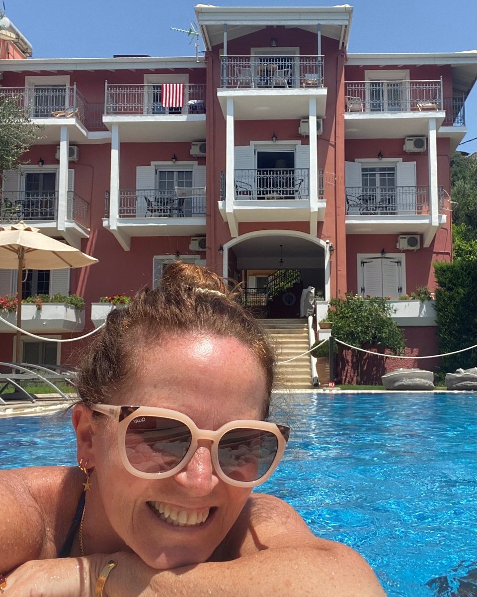 As some of you will have seen on my Stories, I’m just back from a gorgeous break to Parga.  Tucked away on mainland Greece, off the usual beaten tourist path, it was a total slice of paradise.
Anyway… Back to business ✂️🪡
Happy Monday everyone!