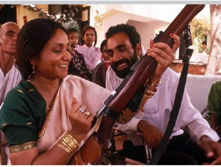 RahulBhojwal's tweet photo. गरज उठी जब बिहड़ो में
वो बंदूक ���ुरानी थी 
नाम फूलन था उसका
वो चंबल वाली रानी थी

लोकसभा क्षेत्र भदोही के पूर्व सांसद 
गरीबों और वंचितों के मसीहा दीदी फूलन देवी जी की सहादत दिवस पर भावपूर्ण श्रद्धांजलि 

राहुल गुप्ता भोजवाल
मंडल अध्यक्ष मिर्जापुर
राष्ट्रीय भारतीय अखंड पार्टी https://t.co/nwBAp2fnOK