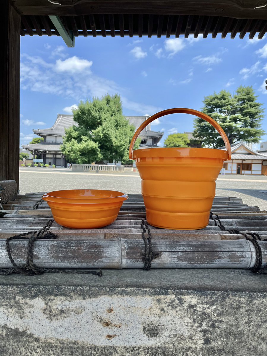 beamsjapanpopup's tweet photo. ＜ISETO＞× ＜BEAMS JAPAN＞のススメ🍊🪣

暑い日には水遊びで涼みたい💦

そんな時に大活躍のこちらの折りたたみ湯おけとバケツ！

コンパクトに持ち運びも収納もできる優れものです🌟
#beams #beamsjapan #kyoto #ビームス #ビームスジャ���ン #西本願寺 #世界遺産 #お西さん #iseto https://t.co/2A4YIF3gUd