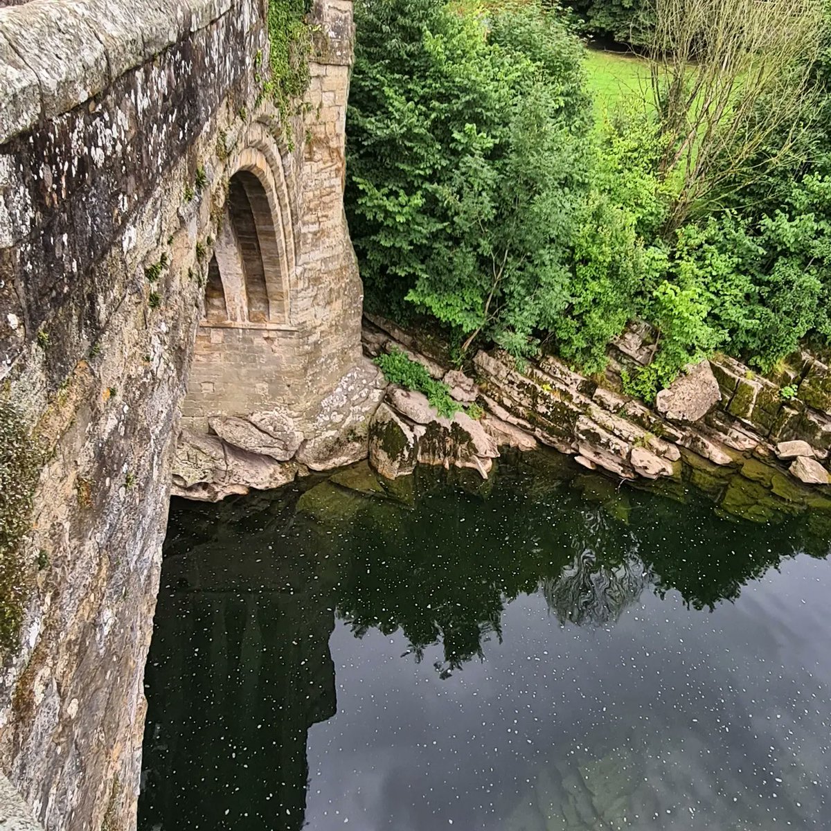 JayneGeraldine's tweet photo. Absolutely incredible place. Can you believe this bridge was built in the 13th century and only closed to traffic in the 1930's! The depth of the water here gets to about 20 feet! #devilsbridge #kirkbylonsdale #medieval https://t.co/fWUi19CWnz