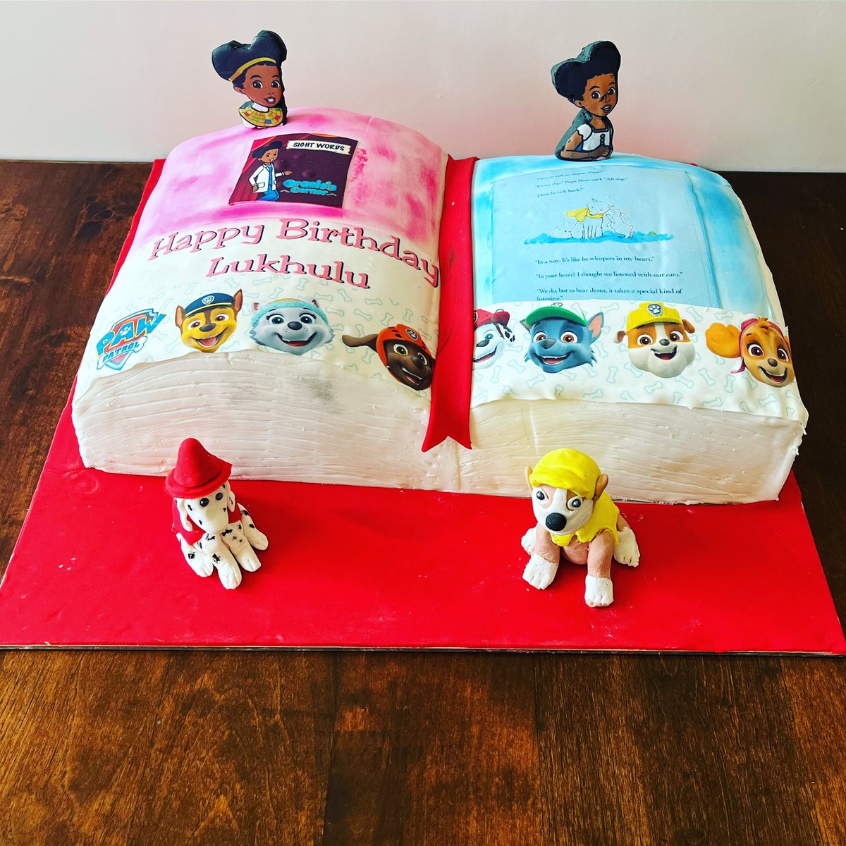 xolis_cakes's tweet photo. #birthdaycelebration #cakes #cakeart #cakedecoration #cakedesign #buttericing #fondanticing #xoliscakes https://t.co/eKIrL59RU6