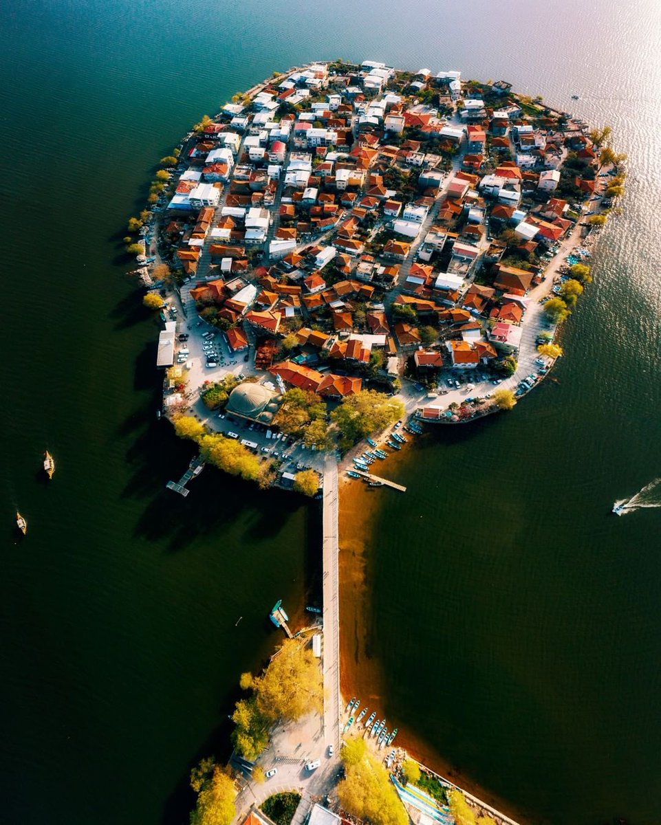 Doğa ile tarihin iç içe geçtiği eşsiz güzellikteki Gölyazı, Bursa Uluabat Gölü üzerinde kurulmuş eski bir Rum ada kasabasıdır.
📌 #Bursa