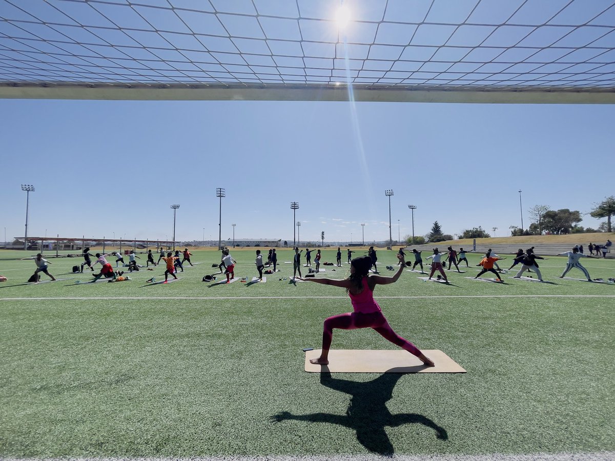Banesa_Creative's tweet image. #weekendphotodump 
I got to teach yoga to 200 future female soccer stars for the #HerGame initiative by @Nike ⚽️ 🧘🏾‍♀️