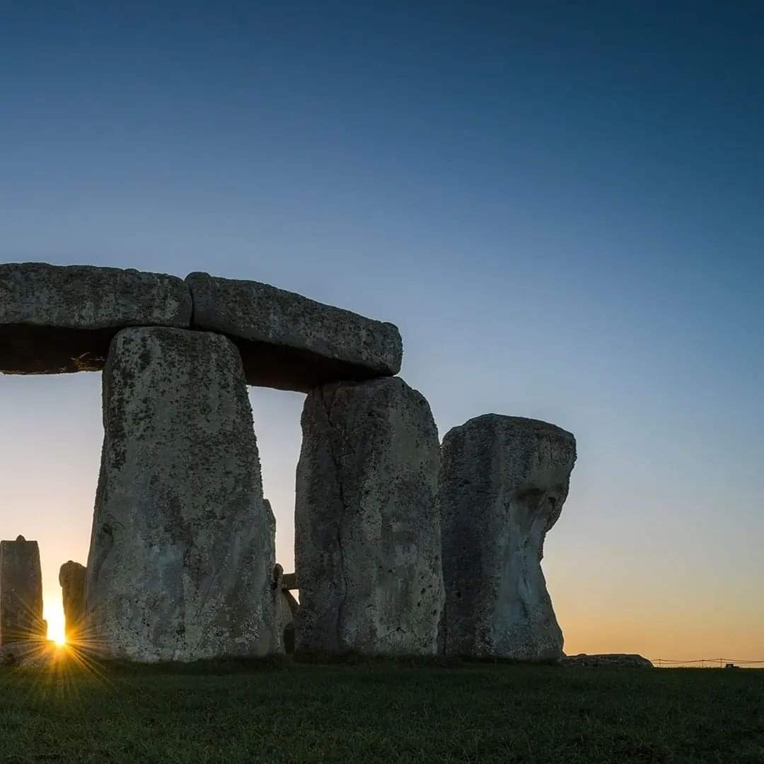 angelo_ousley's tweet photo. #wintersolstice, il giorno più corto dell'anno, nell'emisfero settentrionale con meno di otto ore di luce diurna
🗺Dov'è @Stonehenge al tramonto - grazie a @englishheritage per la meravigliosa foto
#BritishMuseum #TheWorldOfStonehenge #Stonehenge #solstice https://t.co/VedModnWK4