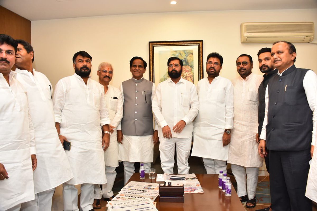ramraje_shinde's tweet photo. बिग ब्रेकींगः राष्ट्रवादी काँग्रेस पक्षाला मोठे खिंडार 

आमदार बबनदादा शिंदे आणि माजी आमदार राजन पाटील भाजप मध्ये करणार प्रवेश

बबनदादा शिंदे आणि राजन पाटील देवेंद्र फडणवीस यांच्या भेटीला

बबनदादा माढ्याचे आमदार, राजन पाटील मोहोळचे

दोन्ही नेते सोलापूरचे, शरद पवारांना मोठा धक्का https://t.co/kSC7m9VdJl