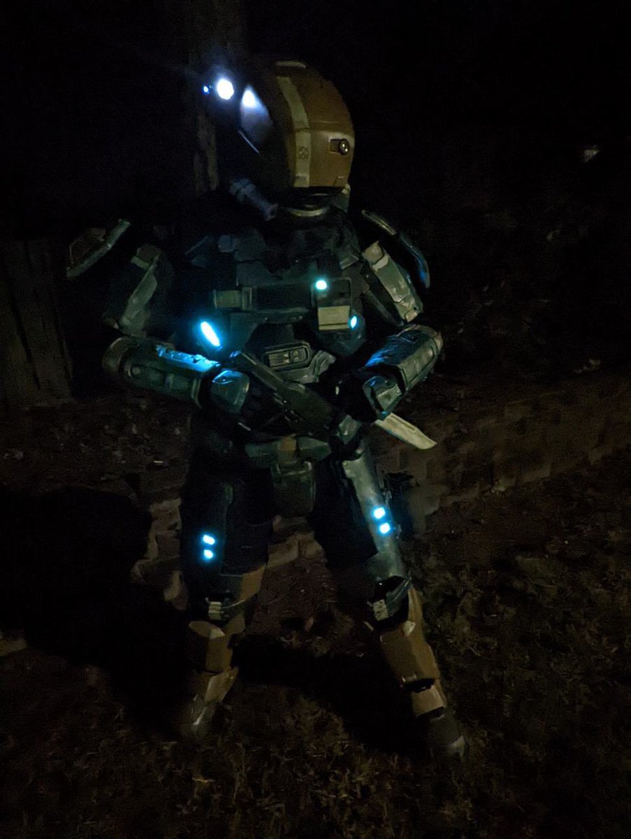 Zengarasu's tweet photo. My good friend pipninja_armory has finally completed his #gungnir build! It came out incredible!!! #halocosplay #teamgungnir #HaloInfinite #Halo #HaloCommunitySpotlight https://t.co/aDT3A8tOH4