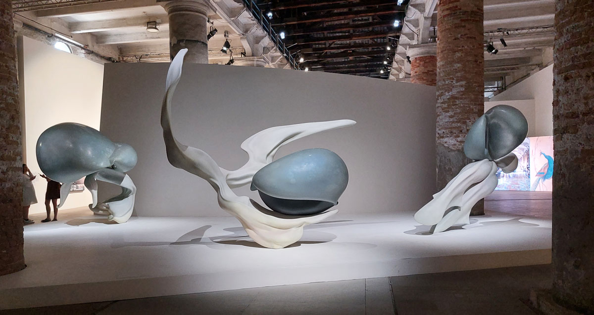 #VeniceArtBiennale2022 – Artworks by #MargueriteHumeau
More info at: barbarapicci.com/2022/07/25/ven…
#venicebiennale #BiennaleArte2022 #biennaledivenezia #sculpture #scultura #artinstallation #installazione #installation #installationview #contemporaryart #artecontemporanea