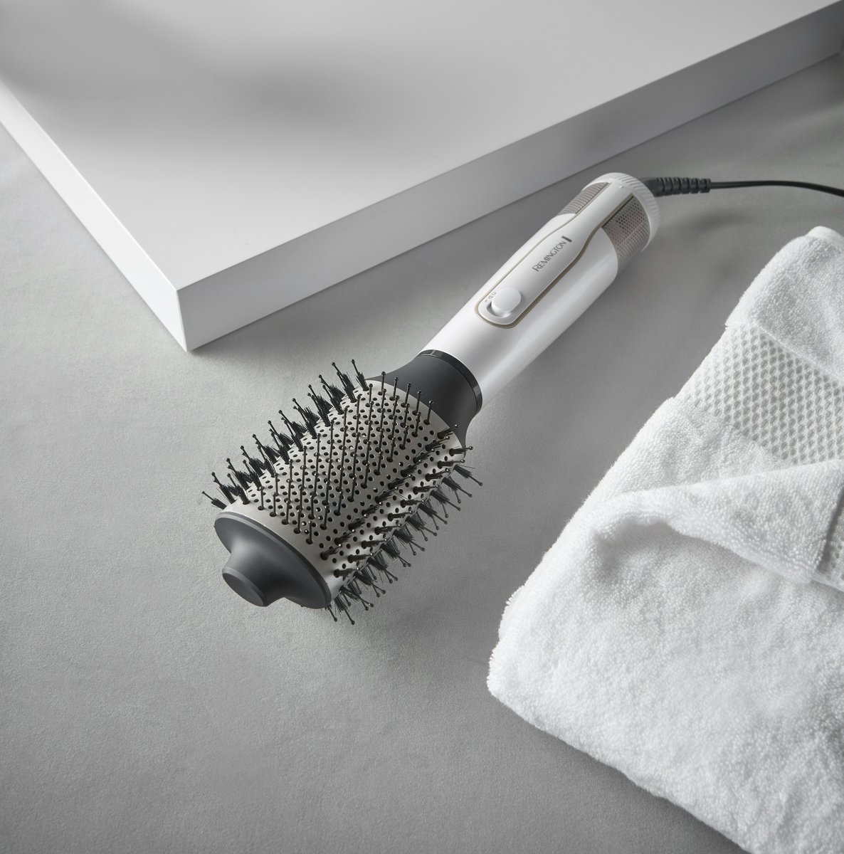 Start the week with a spring in your step (and #hair) Create the bouncy blow dry of dreams whilst protecting your hair with the Hydraluxe Volumising Airstyler.