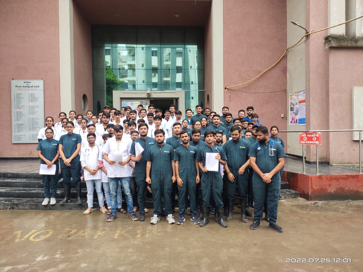 deep_ukani_24's tweet photo. 147 रुपए मजदूरी है
           
ये हड़ताल जरूरी है....

#Increase_Vet_Stipend 

#Guj_vet_union
#Guj_veterinary_students_on_strike
@PMOIndia @CMOGuj
@RaghavjiPatel @sanghaviharsh
@PRupala @KanuDesai180
@jitu_vaghani
@divyabhaskar 
@sandeshnews
@tv9gujarati https://t.co/QwXUDKhmcL