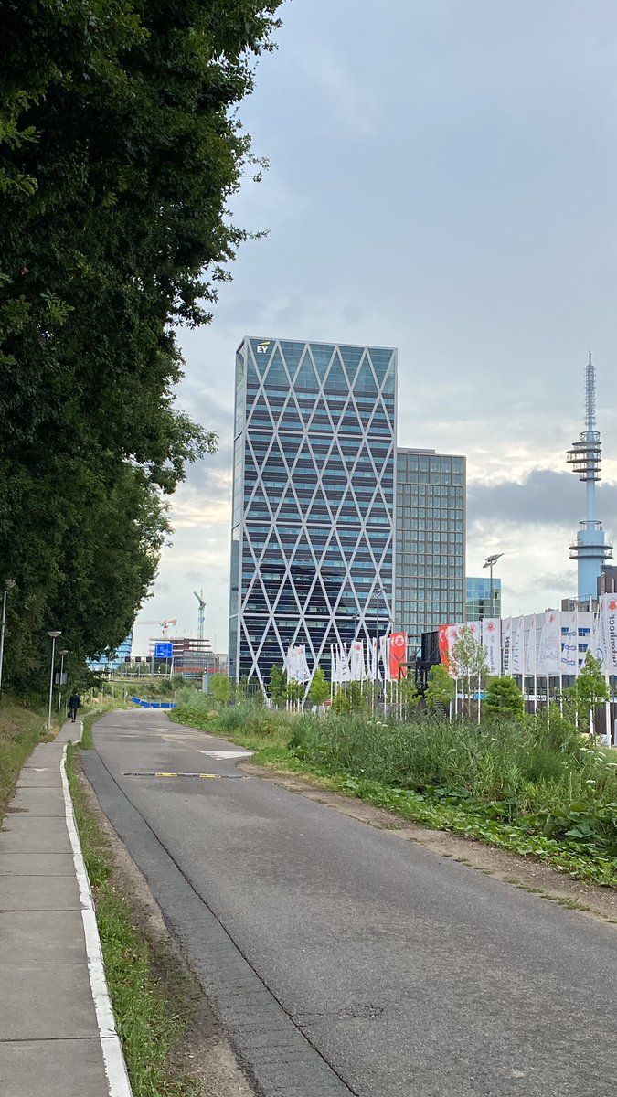 luccavsf's tweet photo. First time at the zuidas @EY_Nederland https://t.co/9Y3quKeh3o